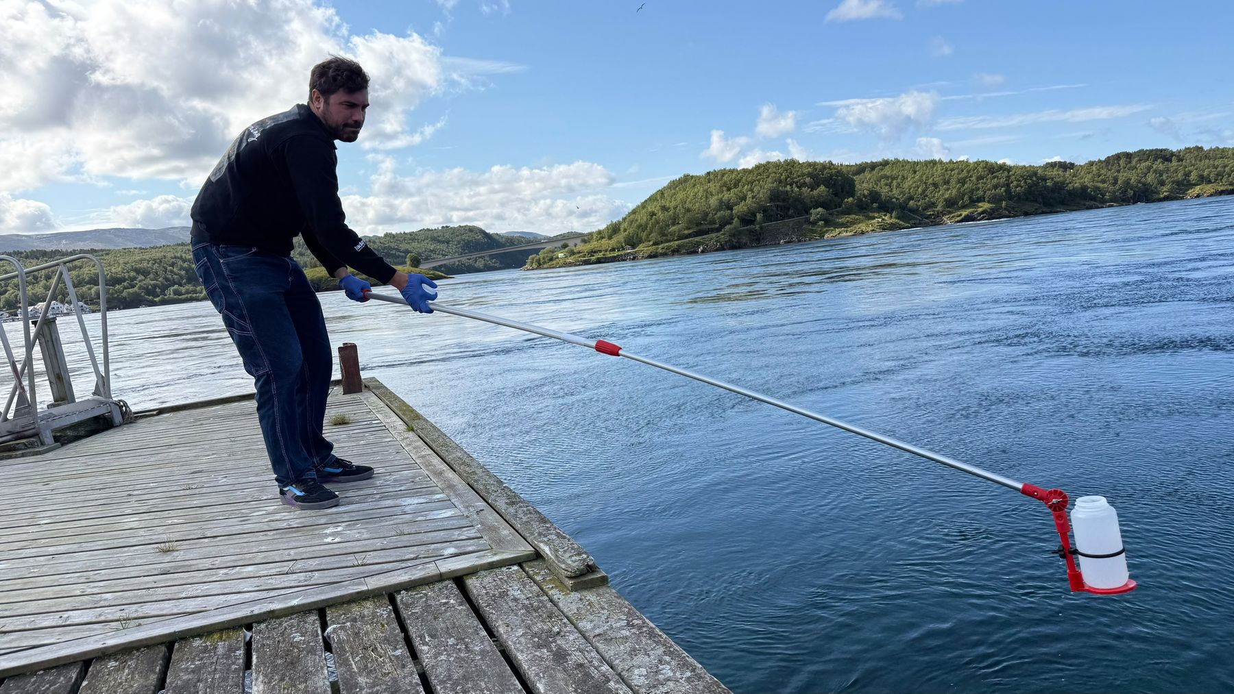 Sampling water from the pier in front of the diving club, on the South bank of the Saltstraumen channel. The currents here are so strong that only a handful of divers and swimmers can enter in the water. Saltstraumen, Norway, August 2026.